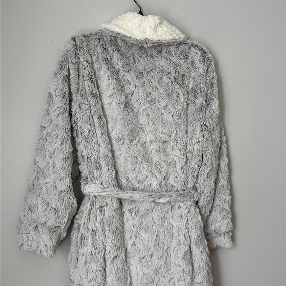 Cozy Gray Faux Fur Robe - Picture 6 of 8